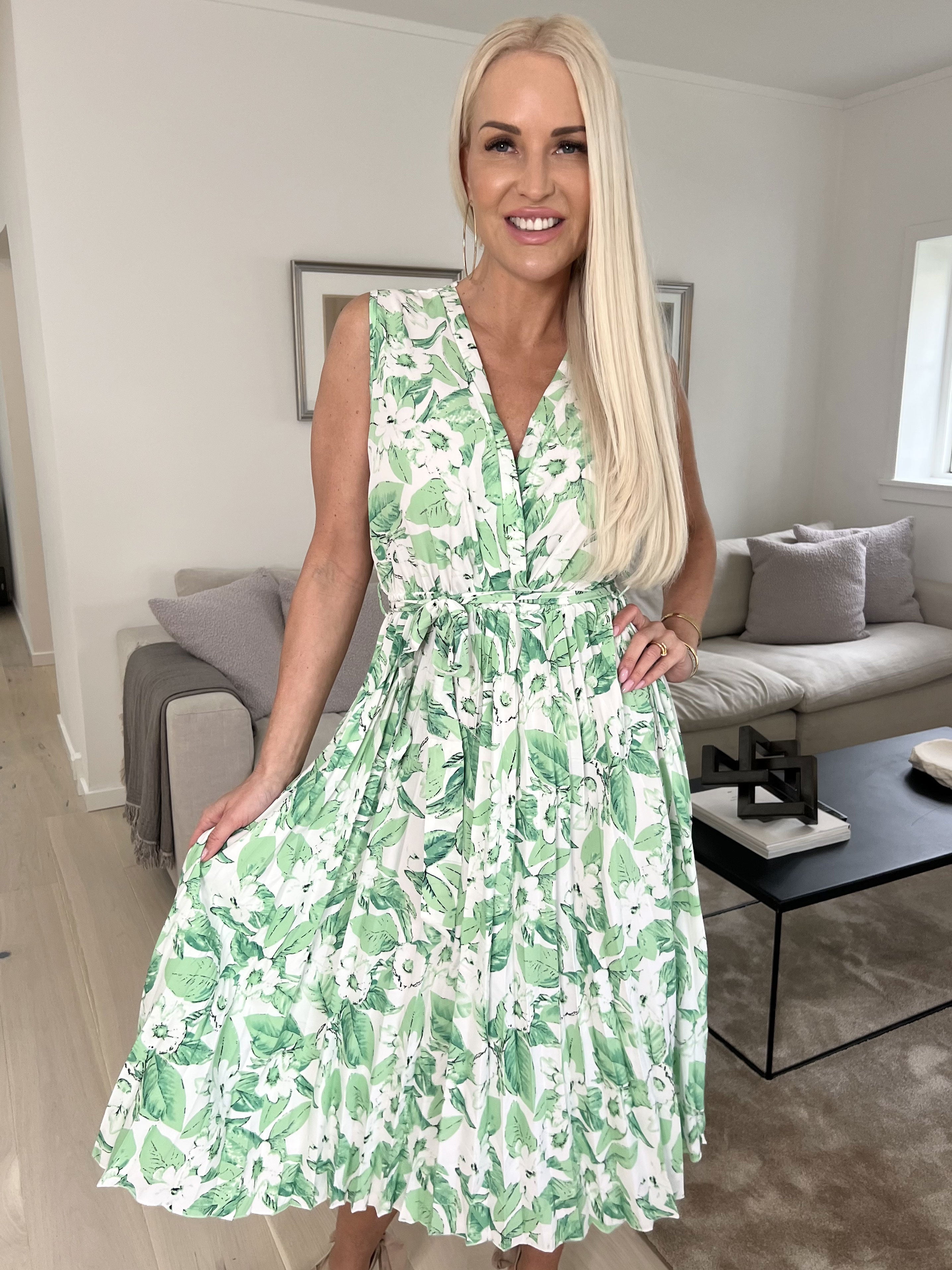 Amelie - Blomstret kjole med plissering